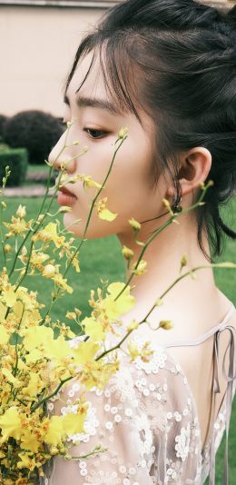 [2436x1125]邓恩熙 演员 明星 艺人 花束 苹果手机美女壁纸图片