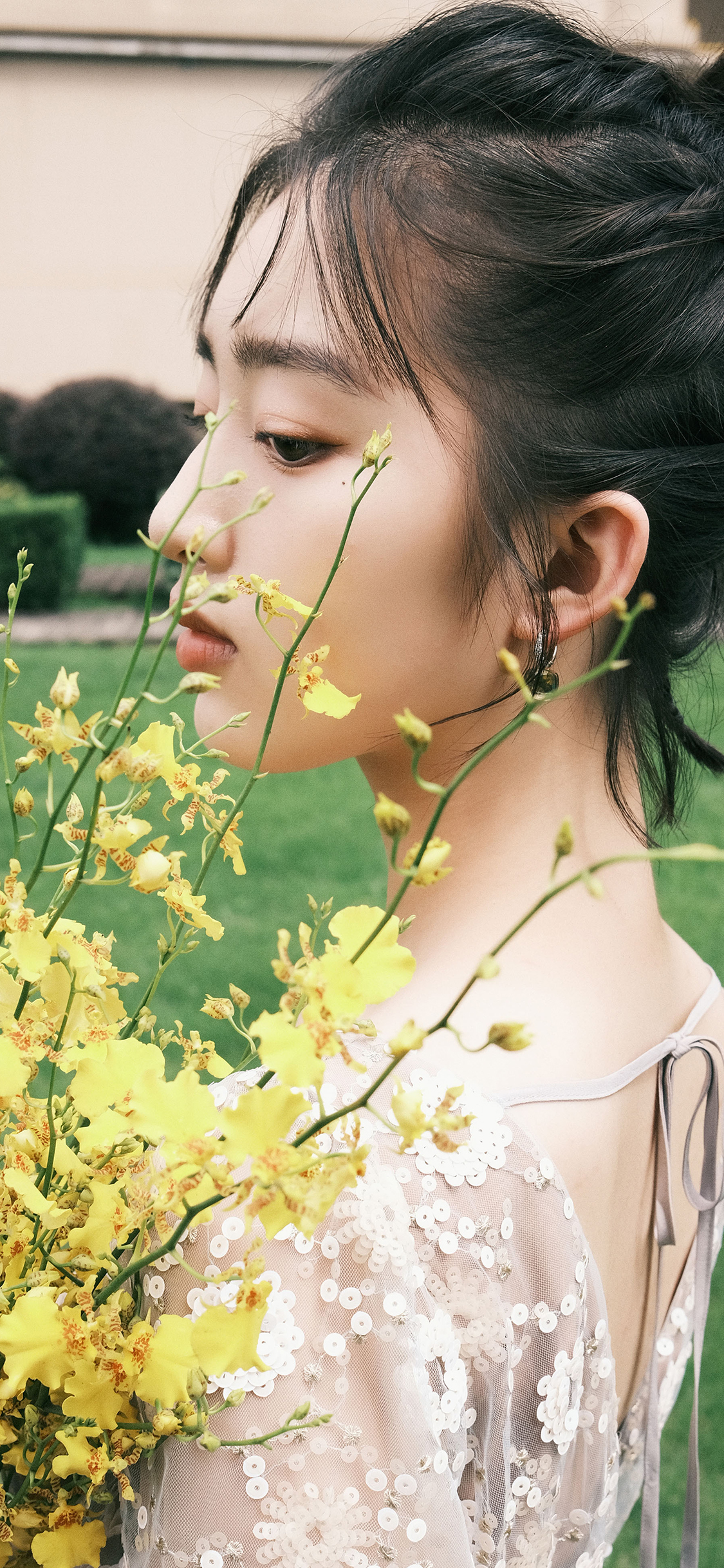 [2436×1125]邓恩熙 演员 明星 艺人 花束 苹果手机美女壁纸图片