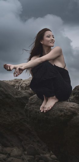 [2436x1125]郊外 岩石 女孩 写真 苹果手机美女壁纸图片