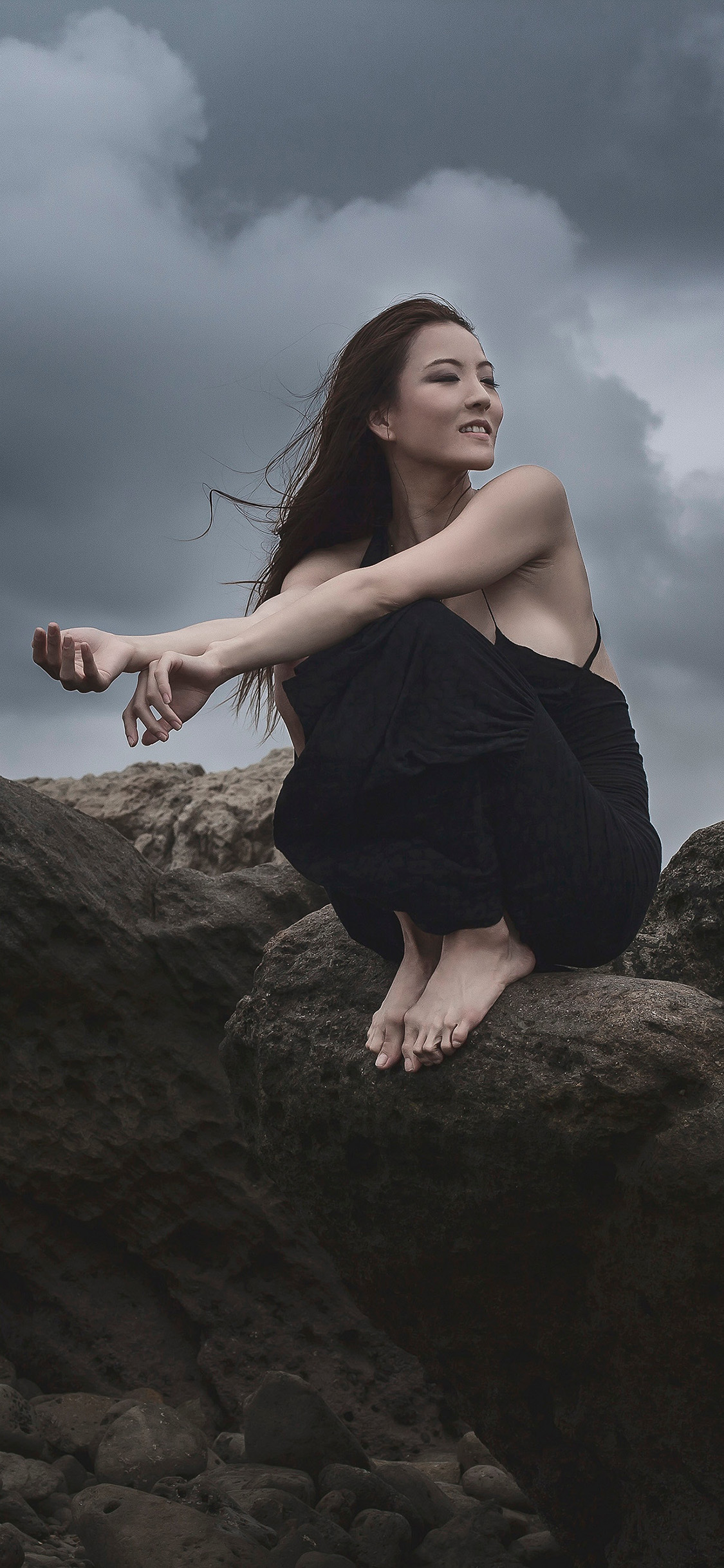 [2436×1125]郊外 岩石 女孩 写真 苹果手机美女壁纸图片