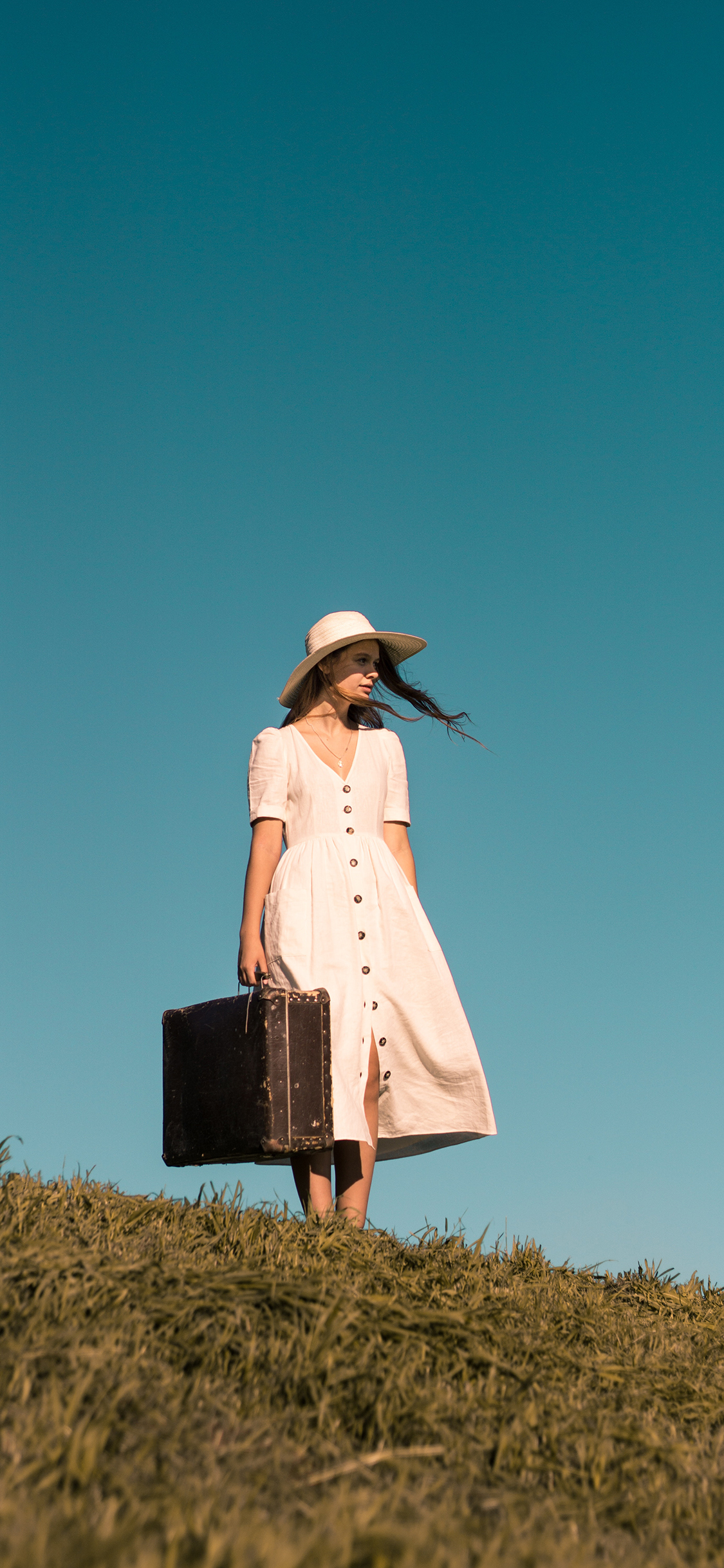[2436×1125]郊外 草地 欧美女孩 森系写真 苹果手机美女壁纸图片