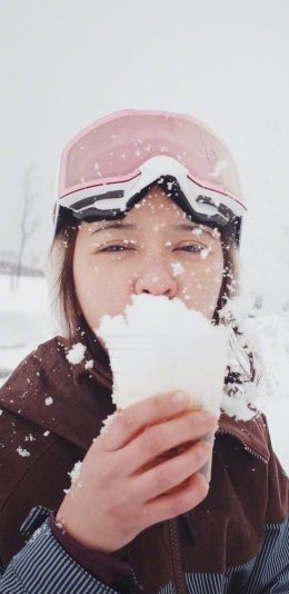 [2436x1125]陈意涵 演员 明星 艺人 雪地 冬天 苹果手机美女壁纸图片