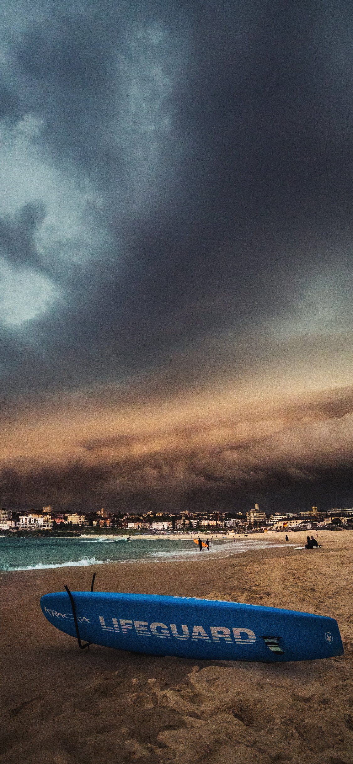 [2436×1125]乌云 大海 沙滩 冲浪板 海景 苹果手机壁纸图片