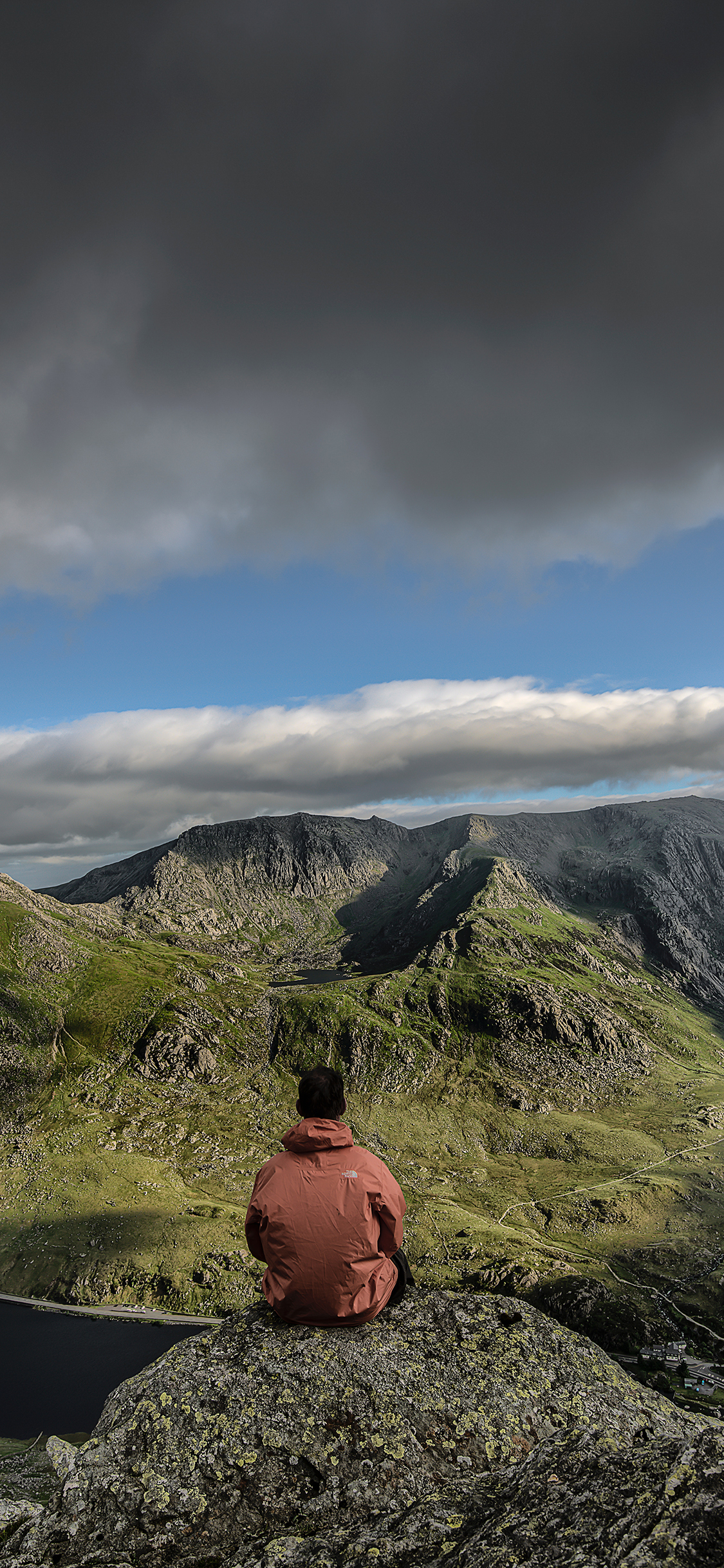 [2436×1125]乌云 山峰 男生 背影 苹果手机壁纸图片