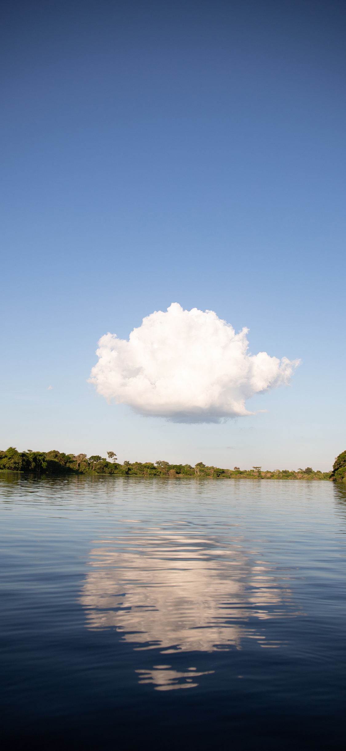 [2436×1125]云朵 倒影 湖水 天空 苹果手机壁纸图片
