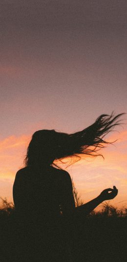 [2436x1125]云空 晚霞 女孩 背影 长发 飘逸 苹果手机壁纸图片