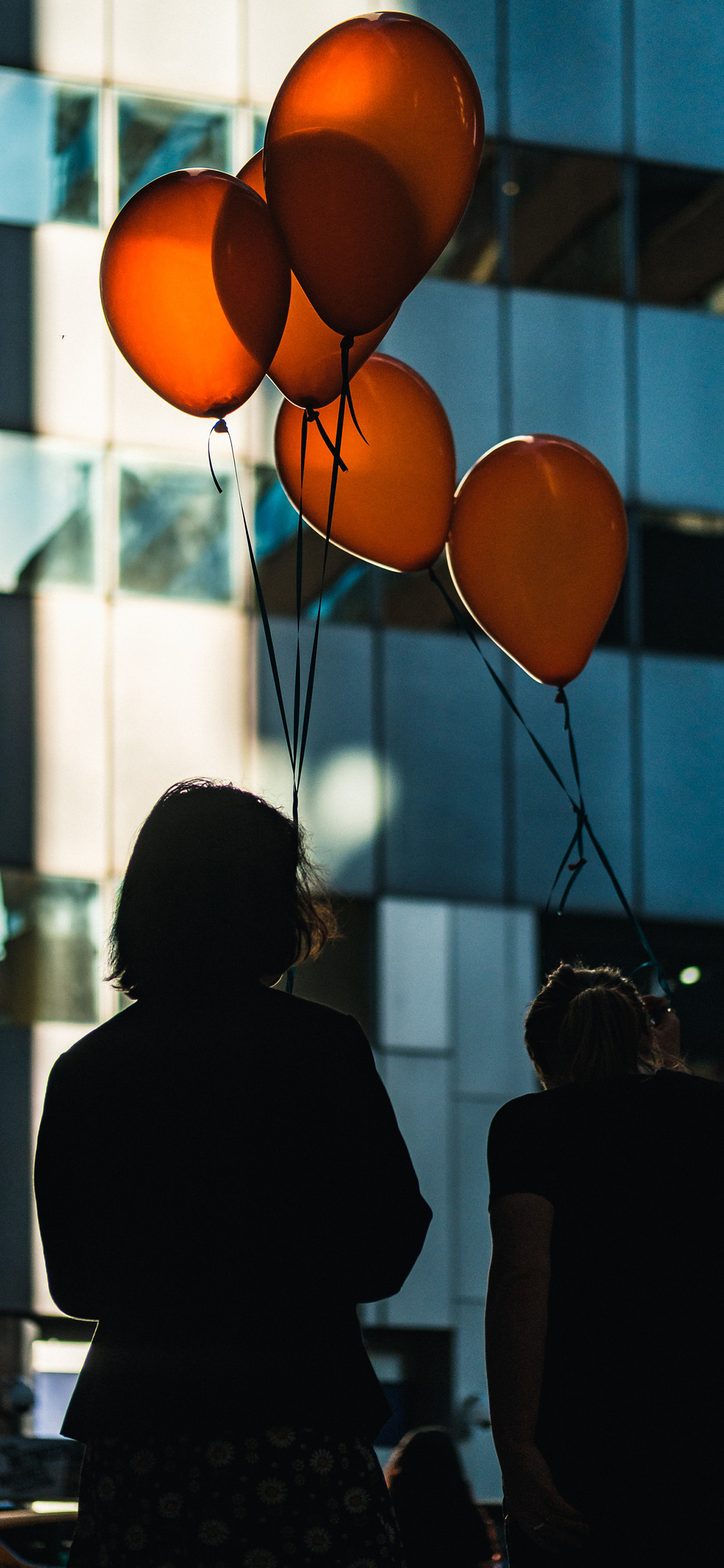 [2436×1125]人物 背影 气球 黄色