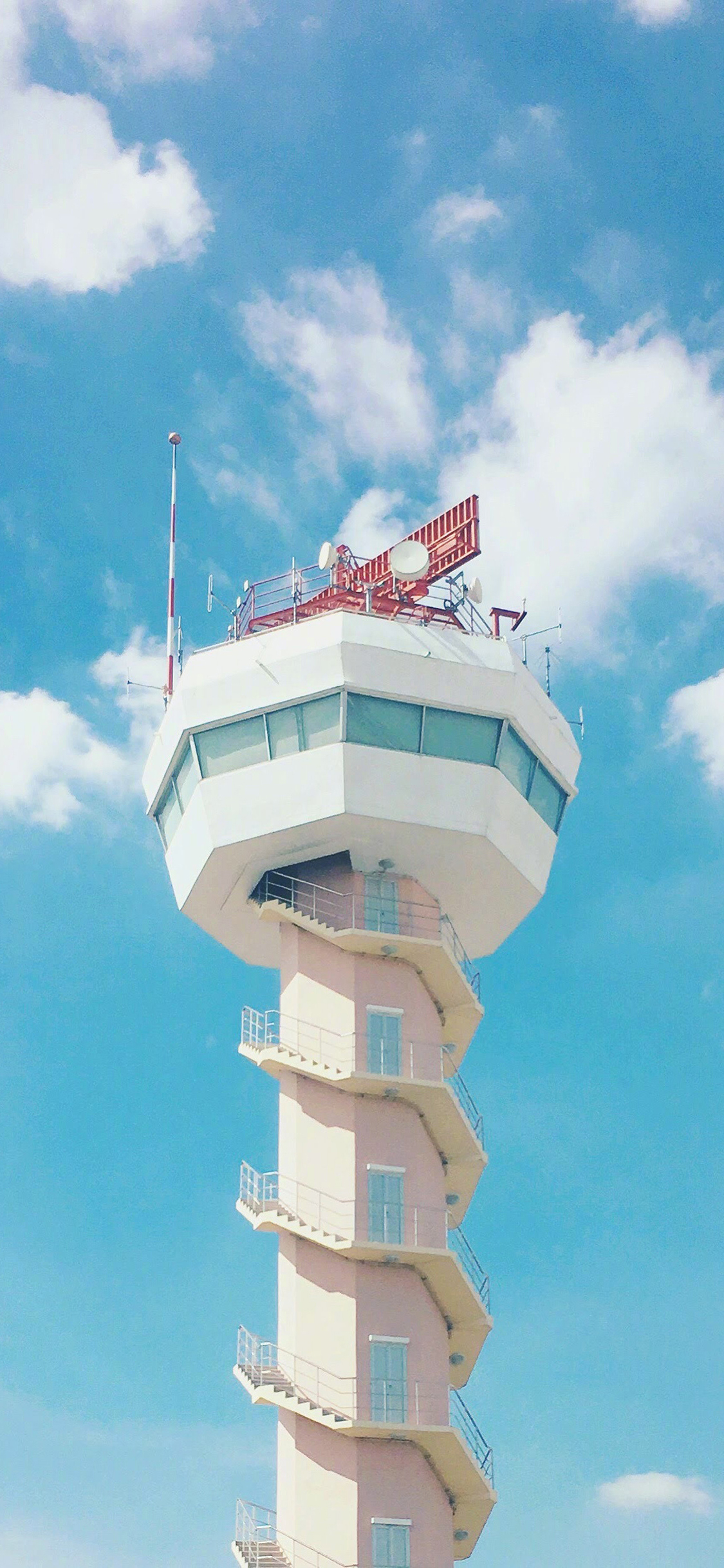 [2436×1125]信号塔 蓝天白云 建筑 楼梯 苹果手机壁纸图片