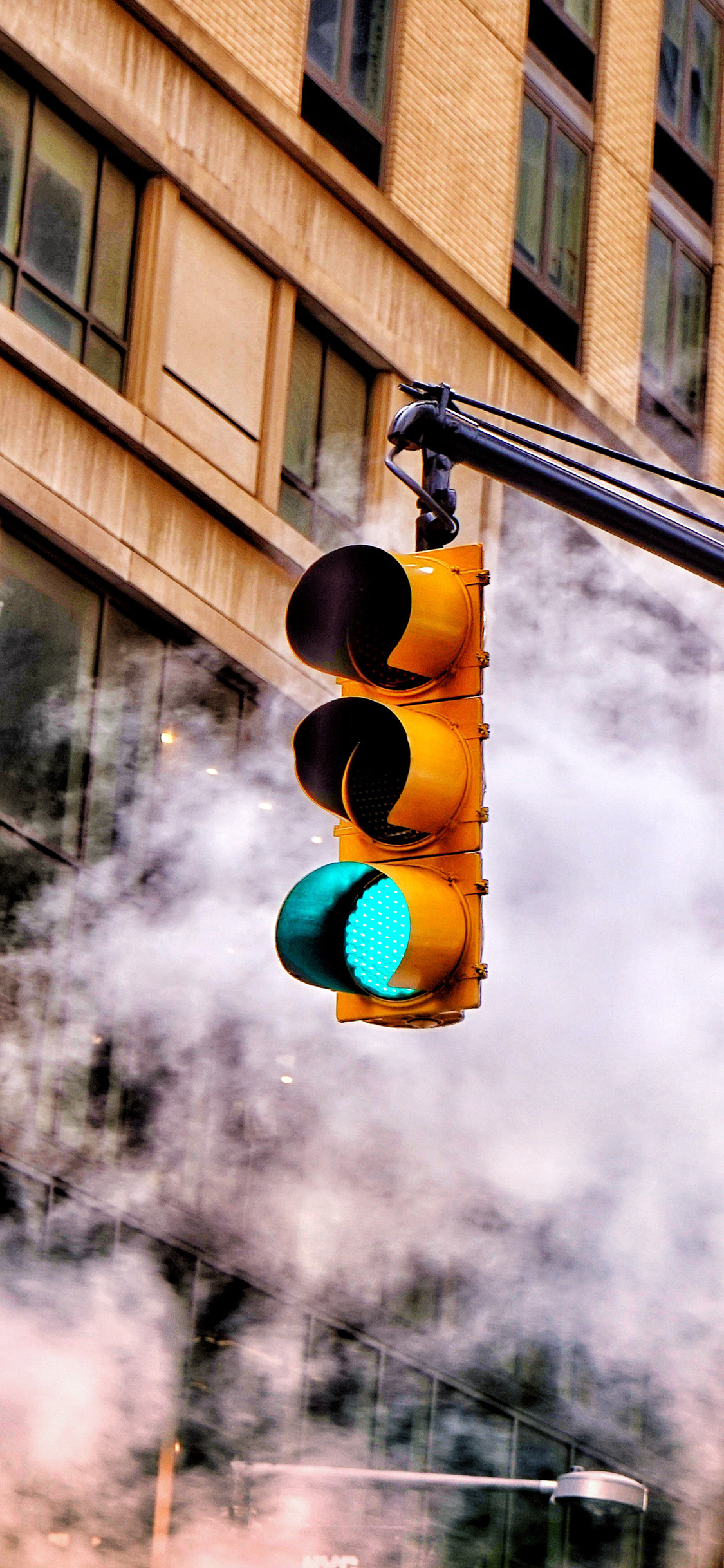 [2436×1125]信号灯 红绿灯 烟雾 城市 交通 苹果手机壁纸图片