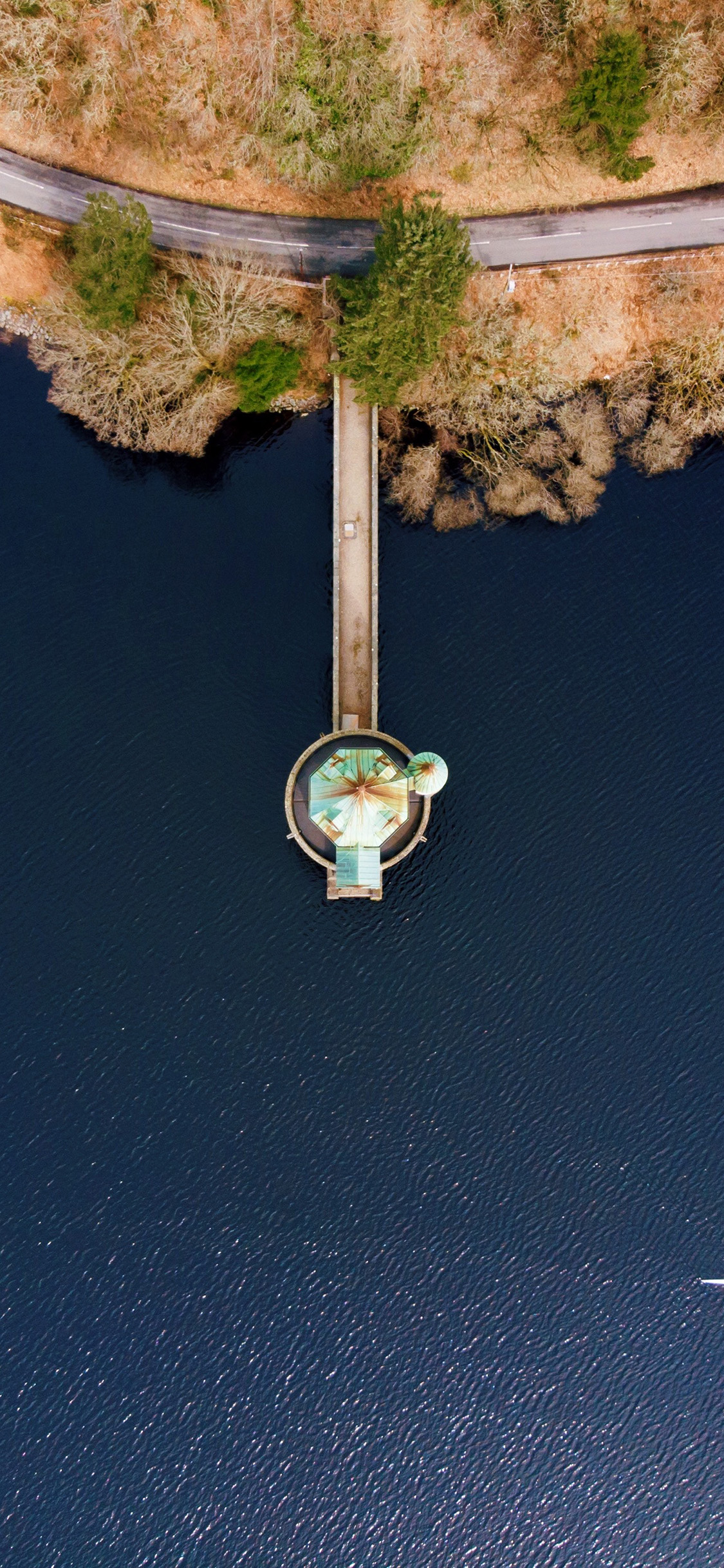 [2436×1125]俯拍 大海 凉亭 休闲 美景 苹果手机壁纸图片