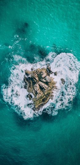 [2436x1125]俯拍 大海 浪花 岩石 苹果手机壁纸图片