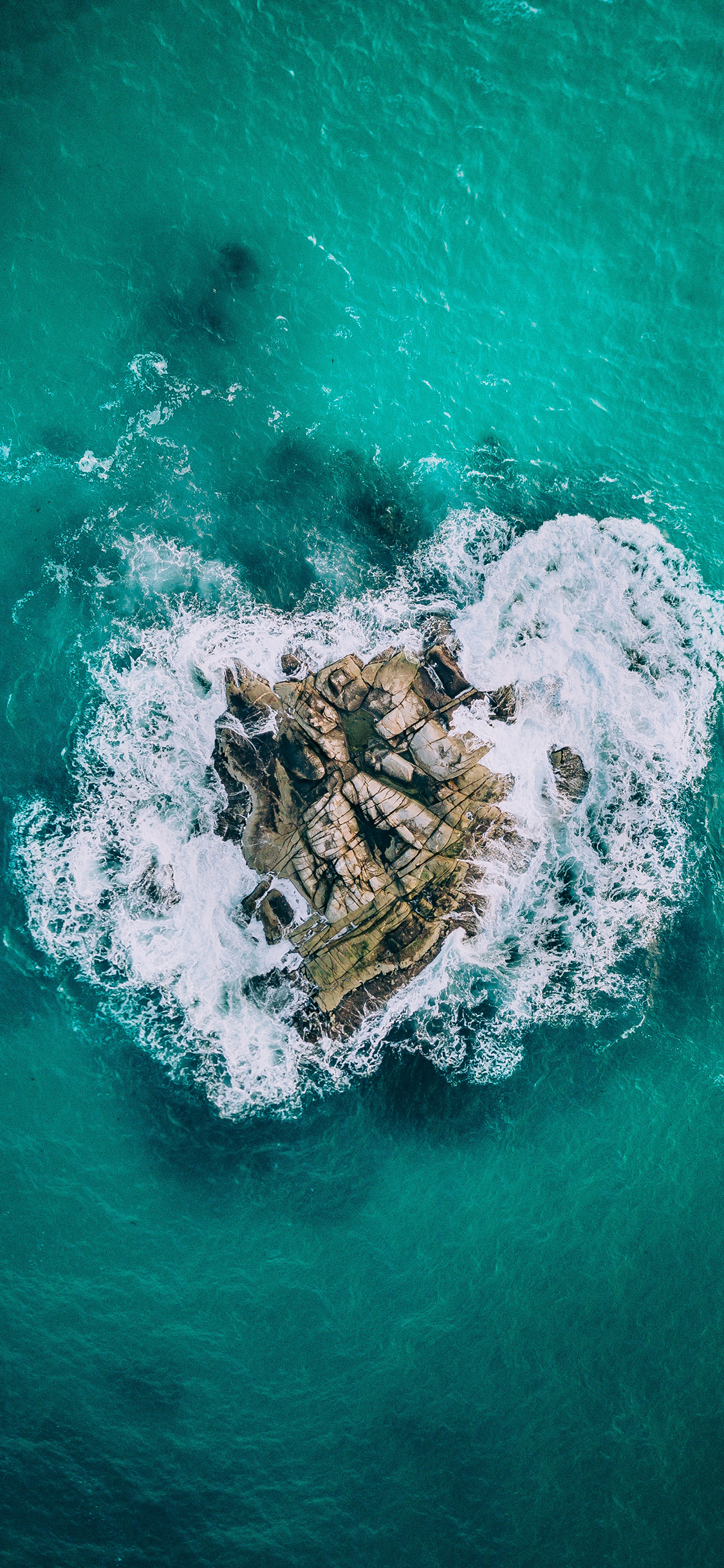 [2436×1125]俯拍 大海 浪花 岩石 苹果手机壁纸图片