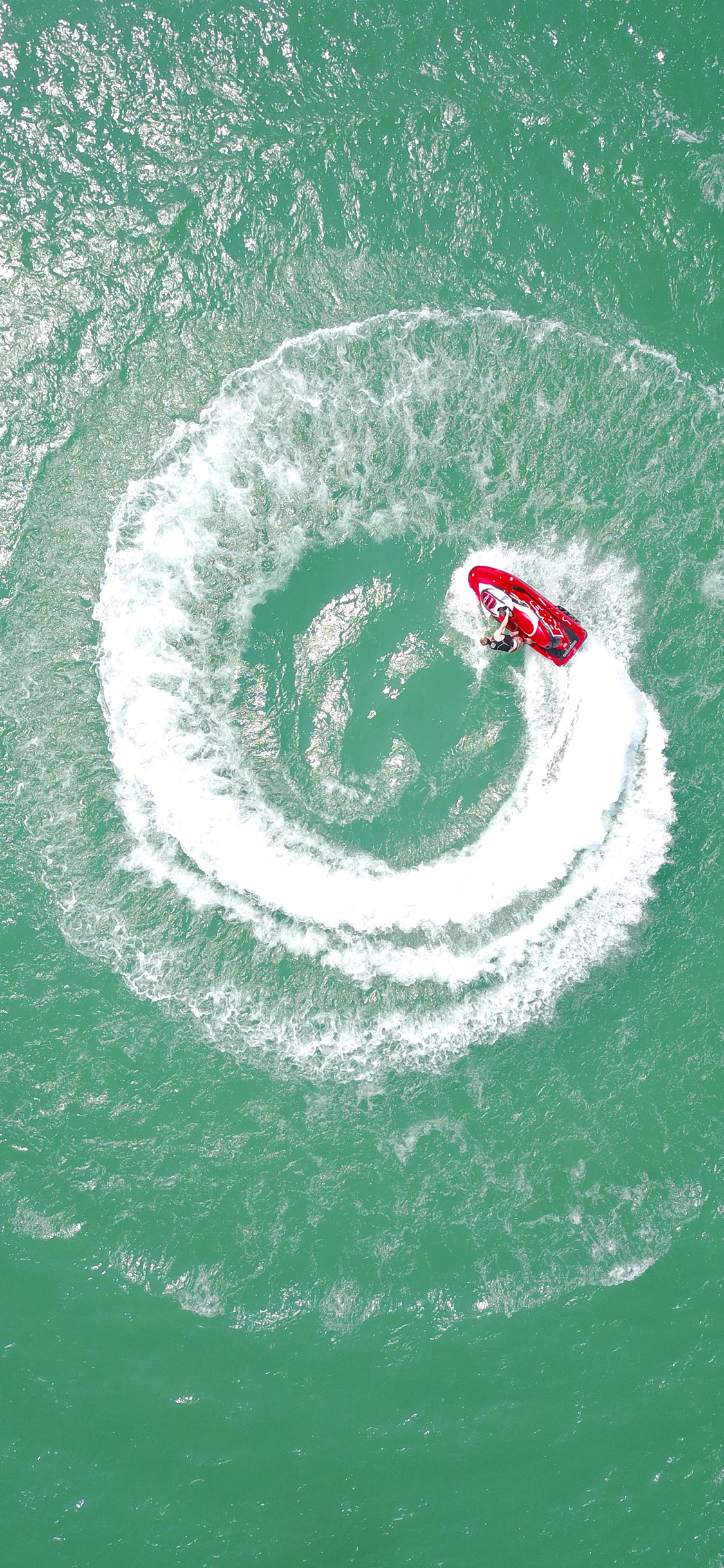 [2436×1125]俯拍 大海 船艇 转圈 水波 苹果手机壁纸图片