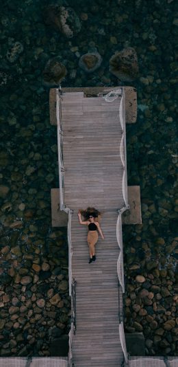 [2436x1125]俯拍 木桥 欧美美女 自然美景 苹果手机壁纸图片
