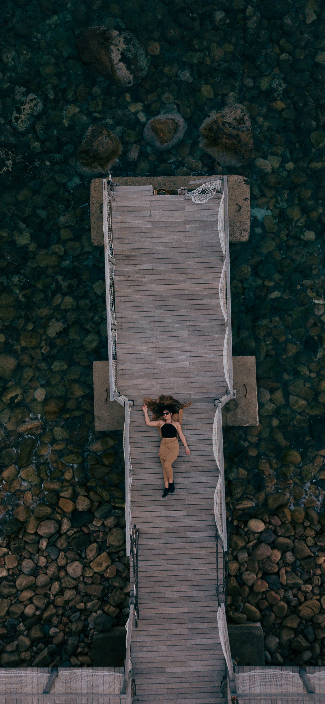 [2436×1125]俯拍 木桥 欧美美女 自然美景 苹果手机壁纸图片