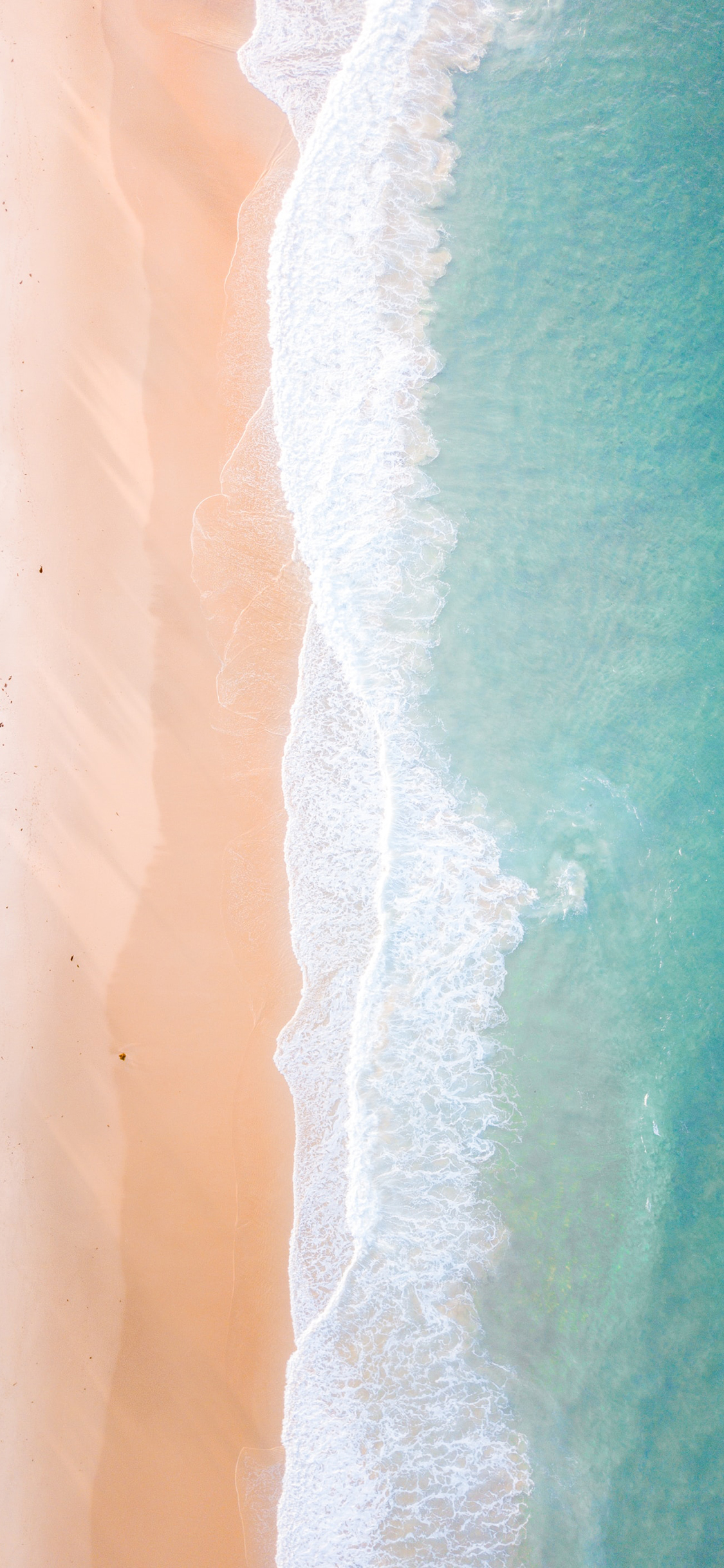 [2436×1125]俯拍 海岸 海浪 沙滩 苹果手机壁纸图片