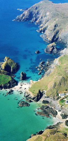 [2436x1125]俯拍 海岸 礁石 蔚蓝 苹果手机壁纸图片