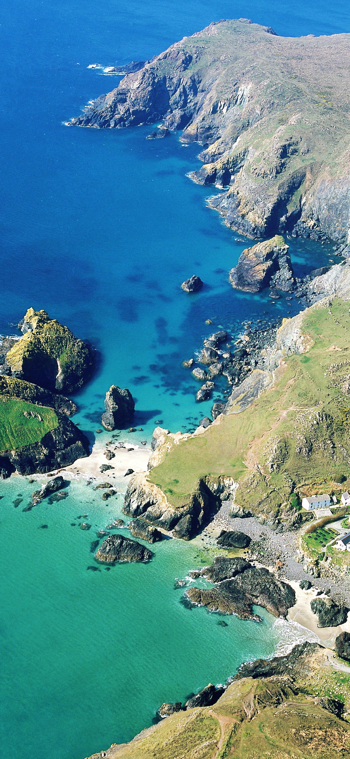 [2436×1125]俯拍 海岸 礁石 蔚蓝 苹果手机壁纸图片