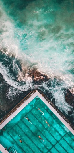 [2436x1125]俯拍 海峡 泳池 浪花 苹果手机壁纸图片