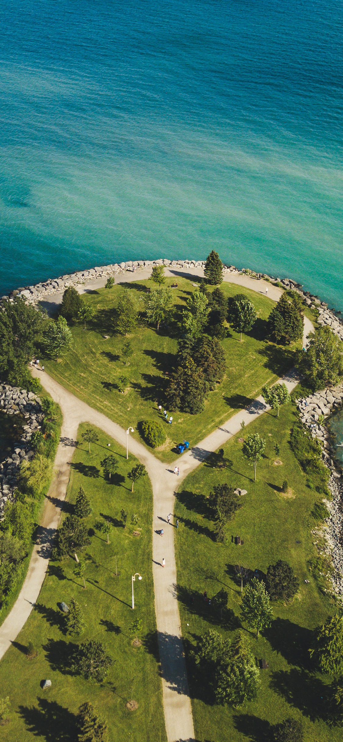 [2436×1125]俯拍 海景 小岛 绿植 苹果手机壁纸图片