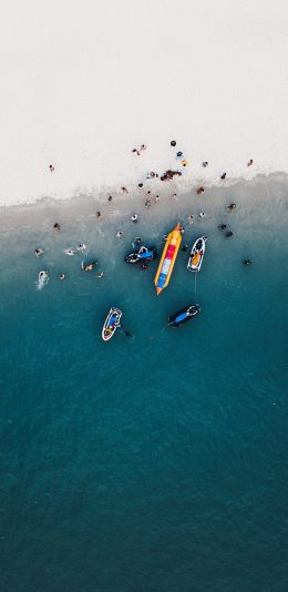 [2436x1125]俯拍 海滩 大海 船只 美景 苹果手机壁纸图片
