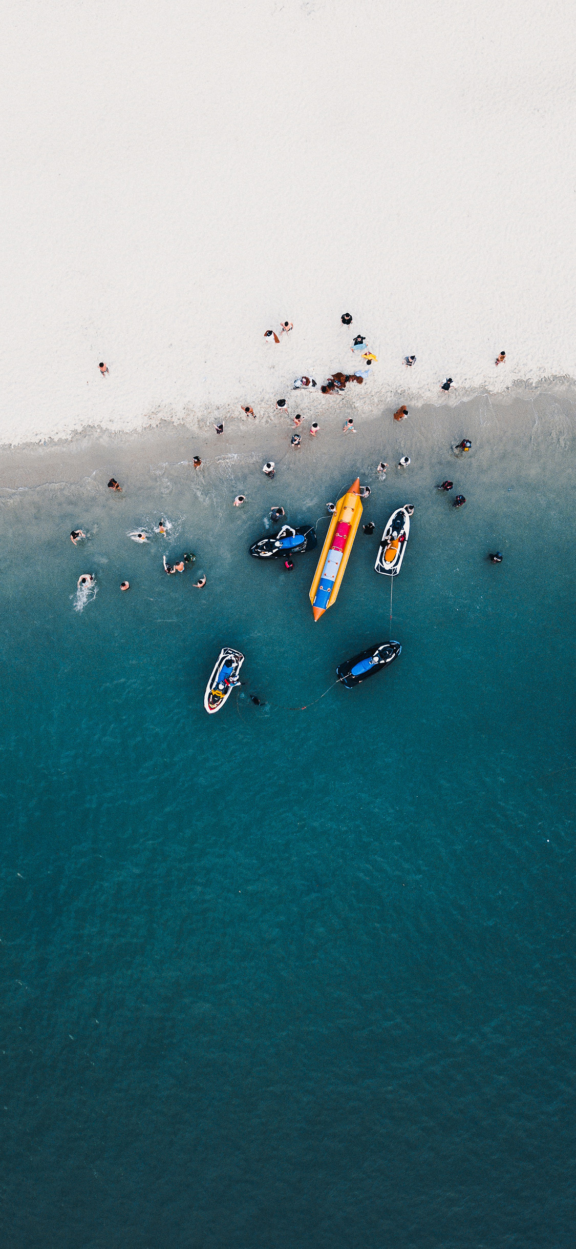 [2436×1125]俯拍 海滩 大海 船只 美景 苹果手机壁纸图片