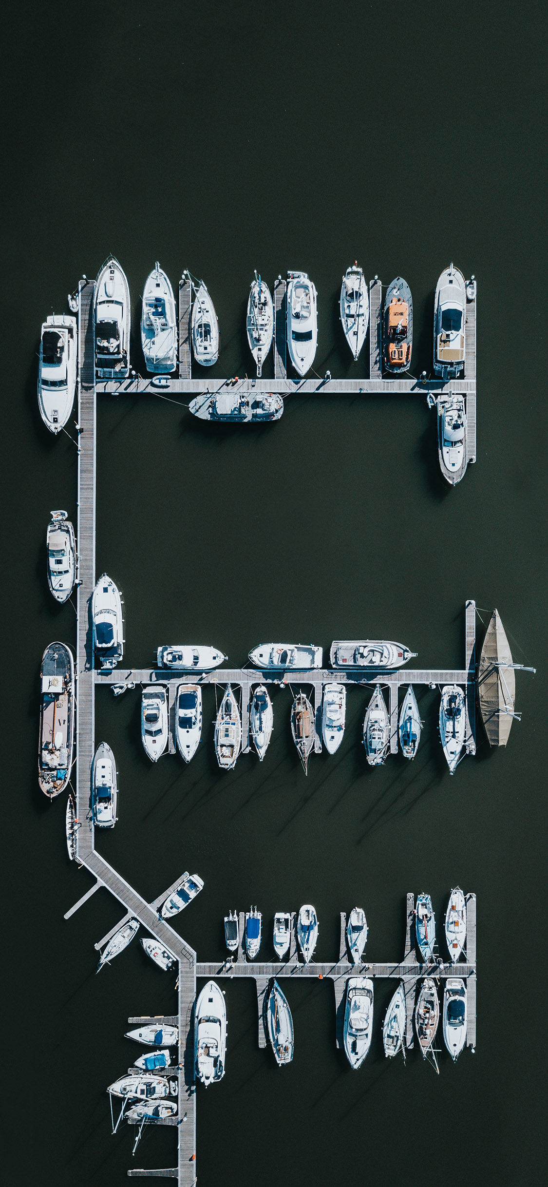 [2436×1125]俯拍 港口 船只 停放 苹果手机壁纸图片