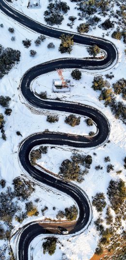 [2436x1125]俯拍 雪地 美景 道路 蜿蜒 苹果手机壁纸图片