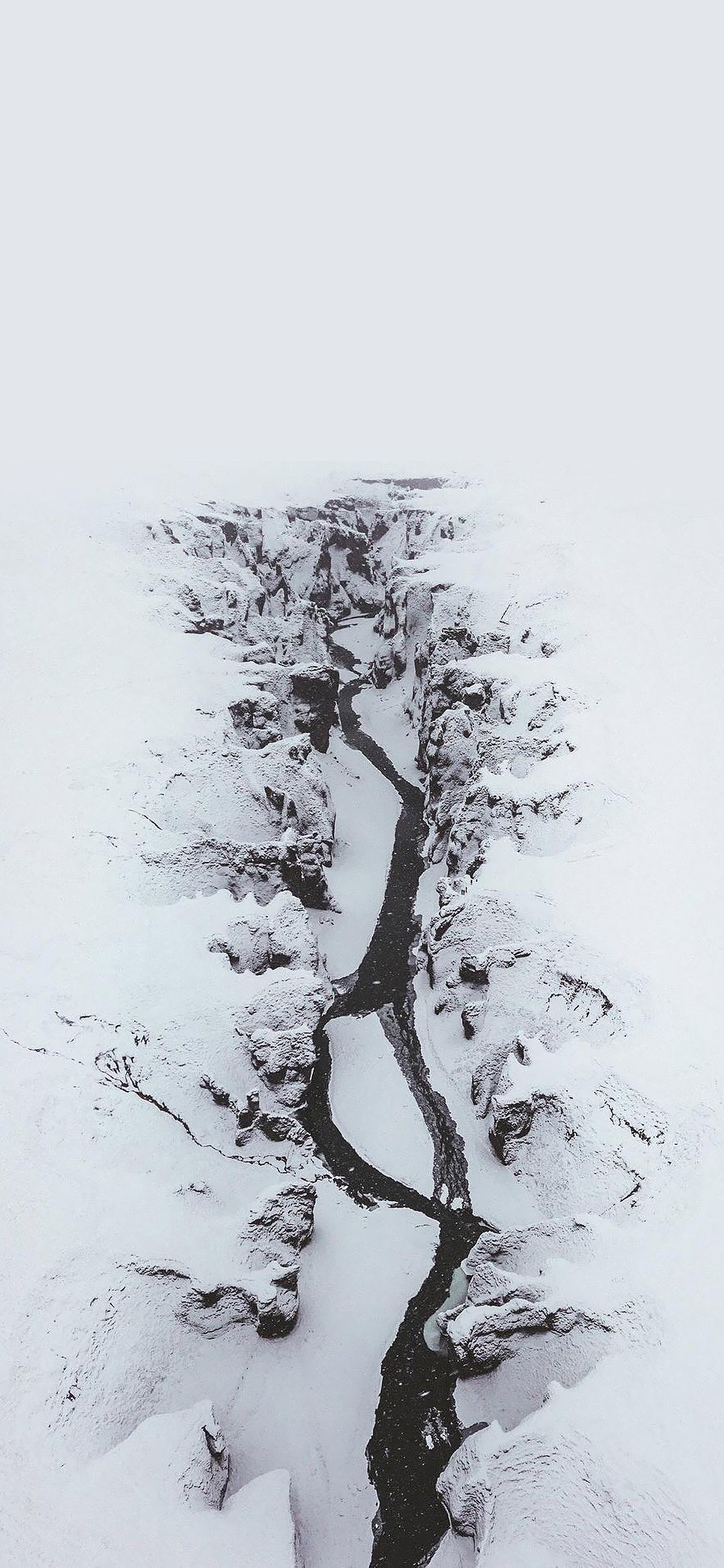[2436×1125]俯拍 雪季 雪地 峡谷 苹果手机壁纸图片