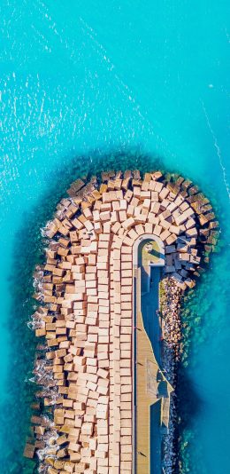 [2436x1125]俯拍美景 蓝色大海 方块石 建筑 苹果手机壁纸图片