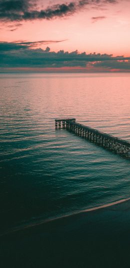 [2436x1125]傍晚 夕阳 码头 海平面 苹果手机壁纸图片