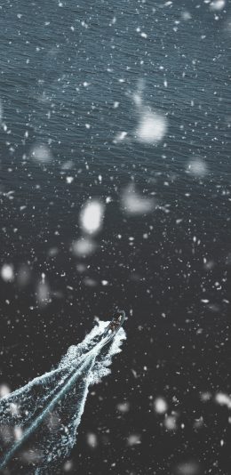 [2436x1125]冬季 下雪 大海 船只 行驶 苹果手机壁纸图片