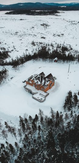 [2436x1125]冬季 雪地 白雪覆盖 小屋 苹果手机壁纸图片