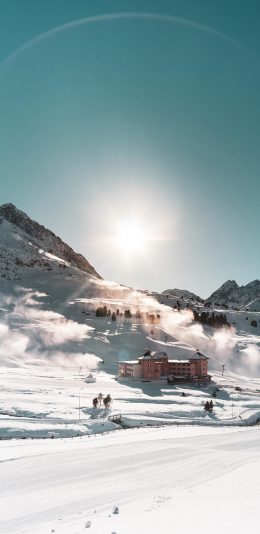 [2436x1125]冬季 雪地 白雪覆盖 房屋 阳光 苹果手机壁纸图片