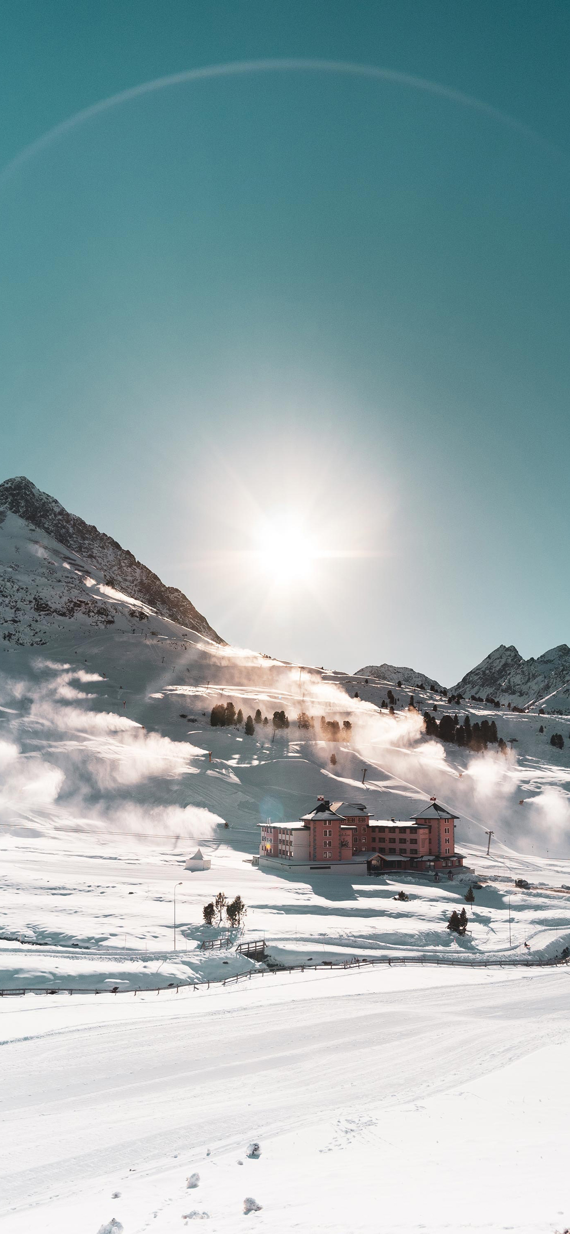 [2436×1125]冬季 雪地 白雪覆盖 房屋 阳光 苹果手机壁纸图片