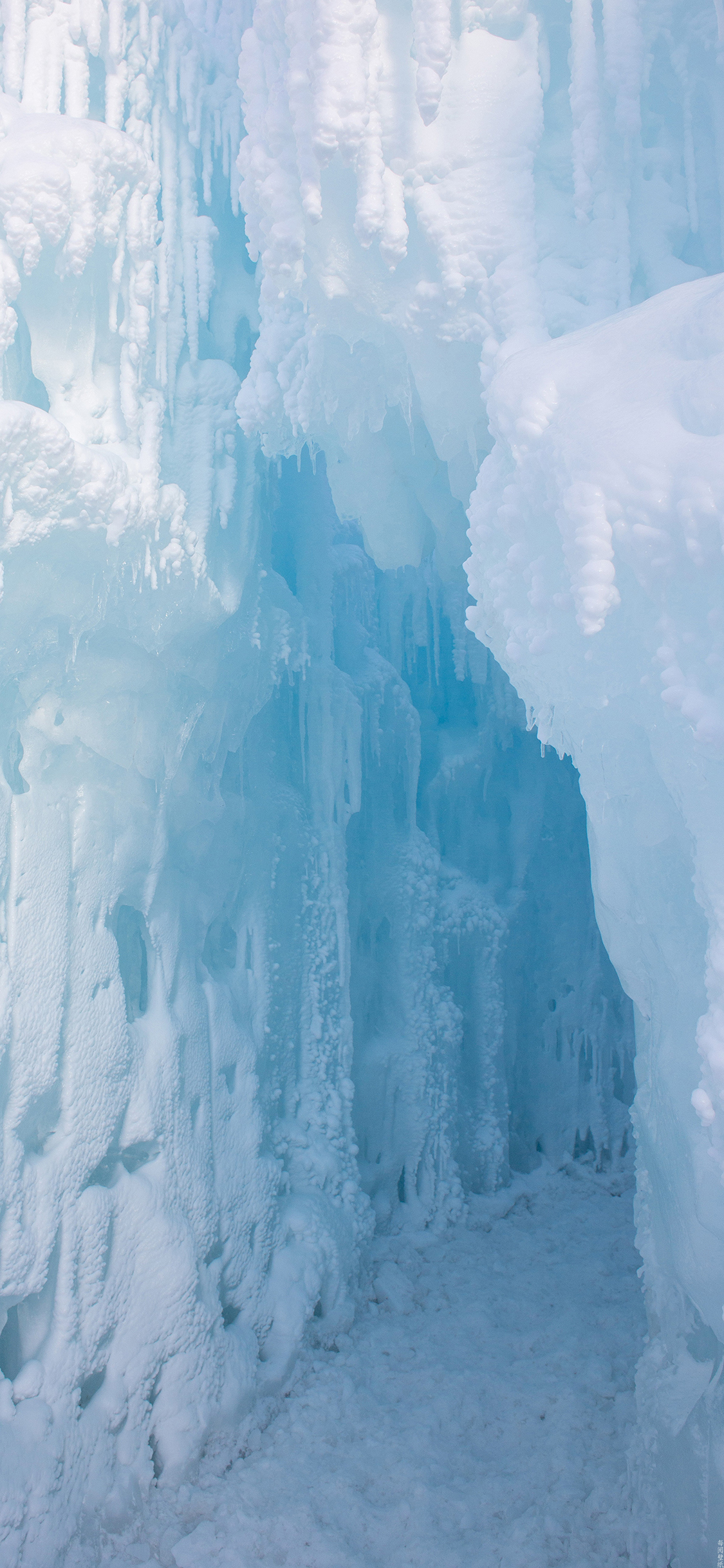 [2436×1125]冰窟 结冰 冬季 寒冷 雪 苹果手机壁纸图片