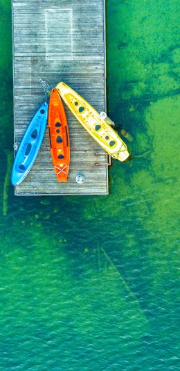 [2436x1125]划艇 色彩 码头 海水 苹果手机壁纸图片