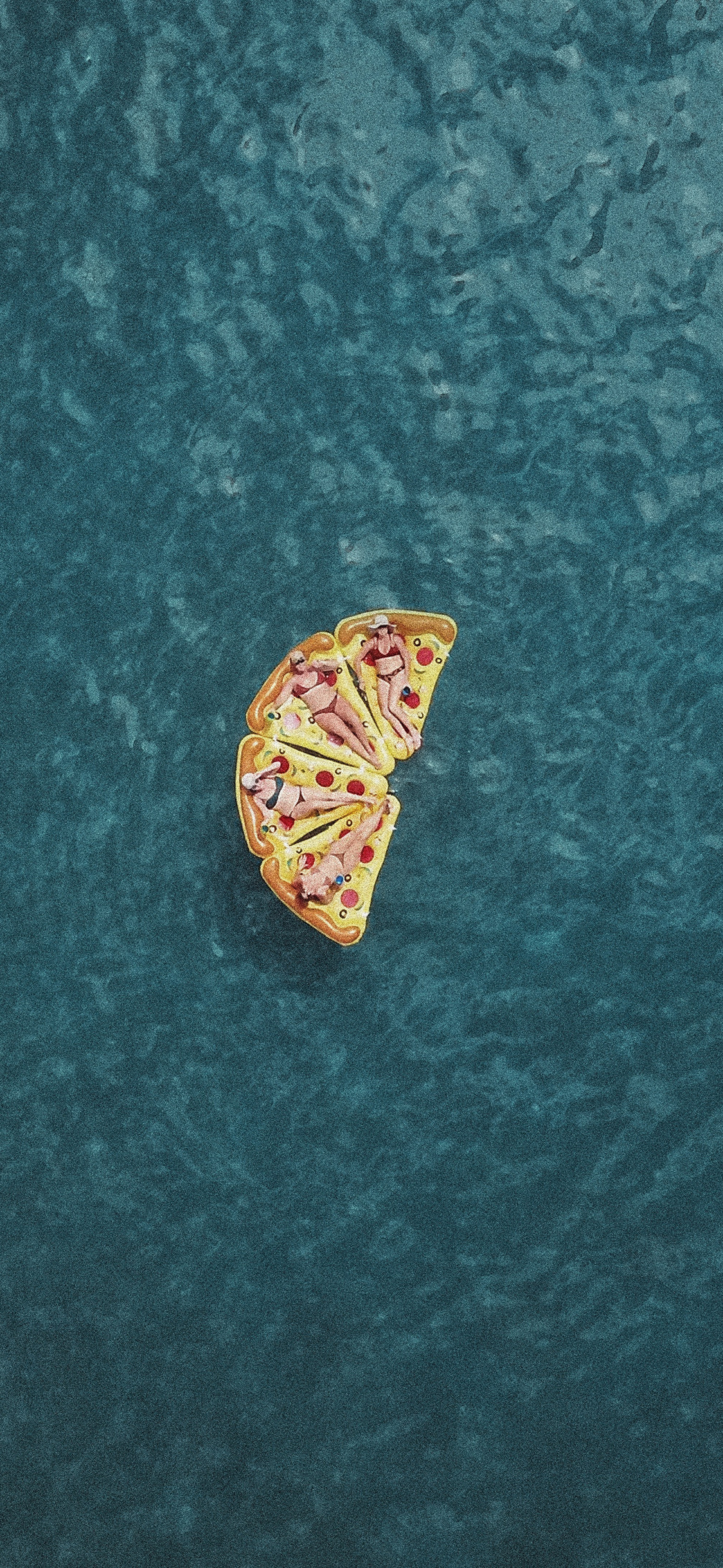 [2436×1125]创意 拍摄 大海 披萨 气垫 苹果手机壁纸图片