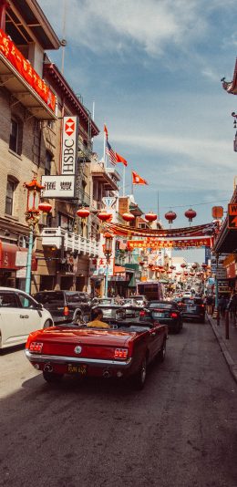 [2436x1125]唐人街 街道 城市 车辆 行人 苹果手机壁纸图片