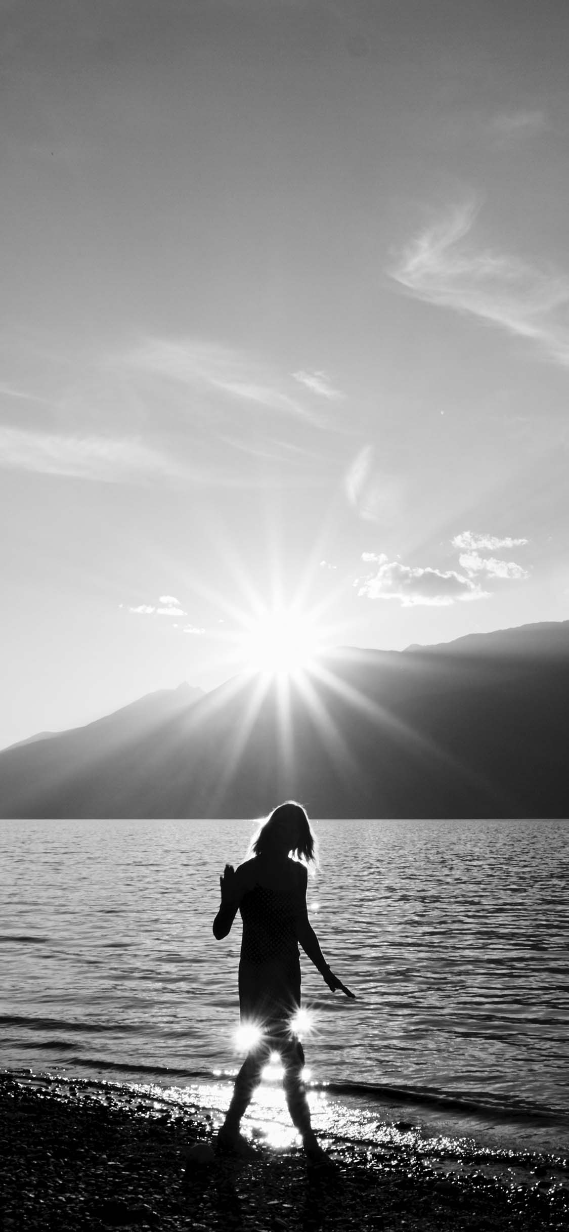[2436×1125]唯美 风景 山川 河流 背影 阳光 黑白 苹果手机壁纸图片