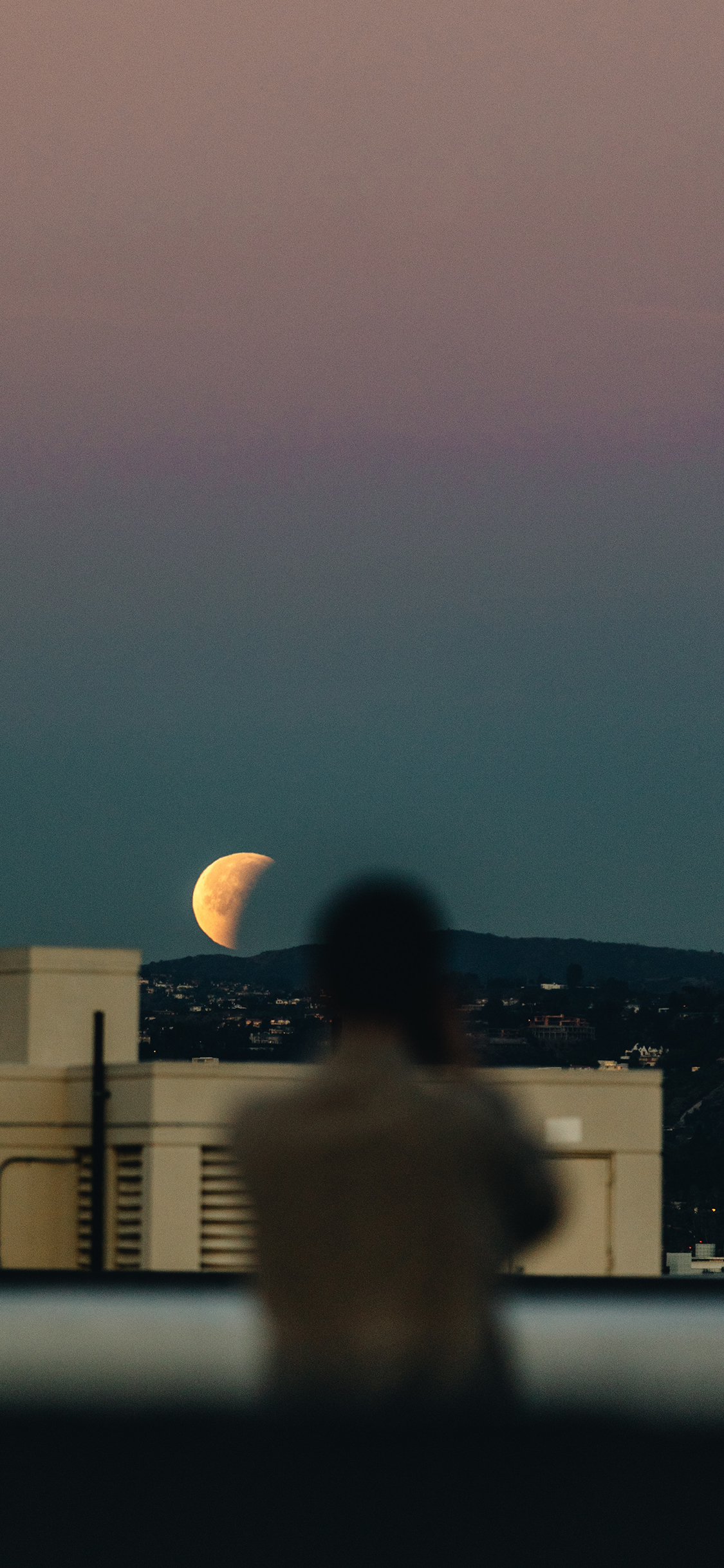 [2436×1125]唯美场景 月亮 人物 背影 苹果手机壁纸图片