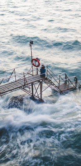 [2436x1125]唯美海景 木桥 海浪翻涌 女孩背影 苹果手机壁纸图片