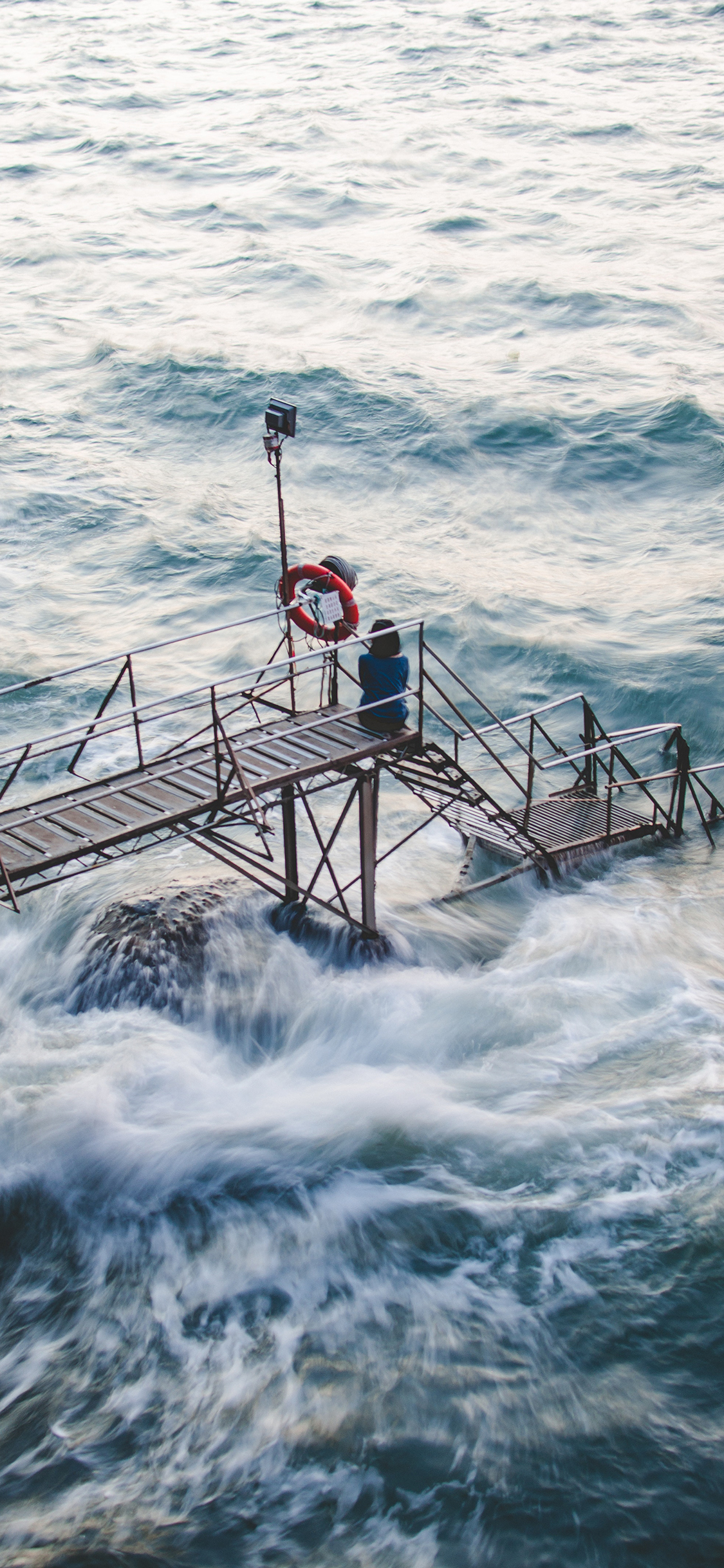 [2436×1125]唯美海景 木桥 海浪翻涌 女孩背影 苹果手机壁纸图片