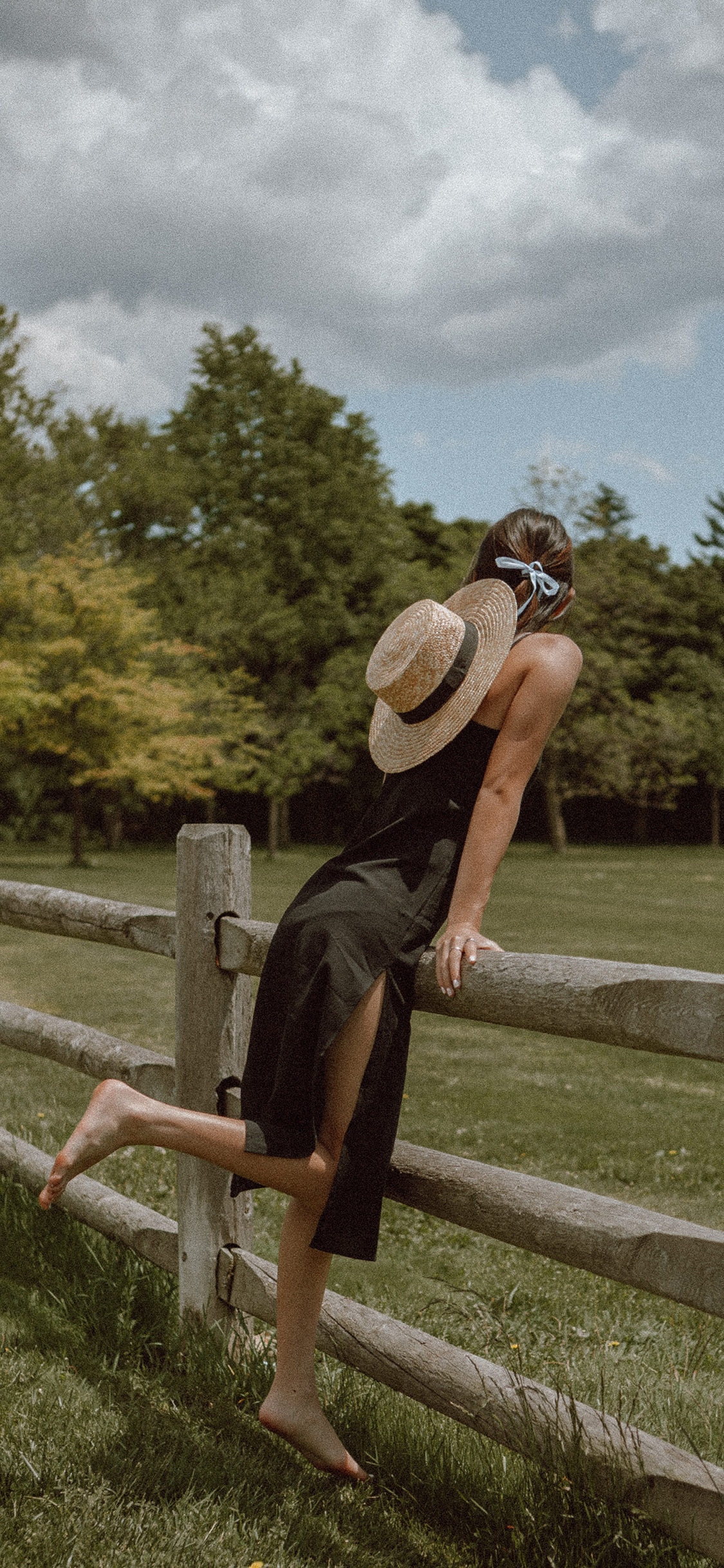 [2436×1125]围栏 草坪 郊外 女孩 写真 苹果手机壁纸图片