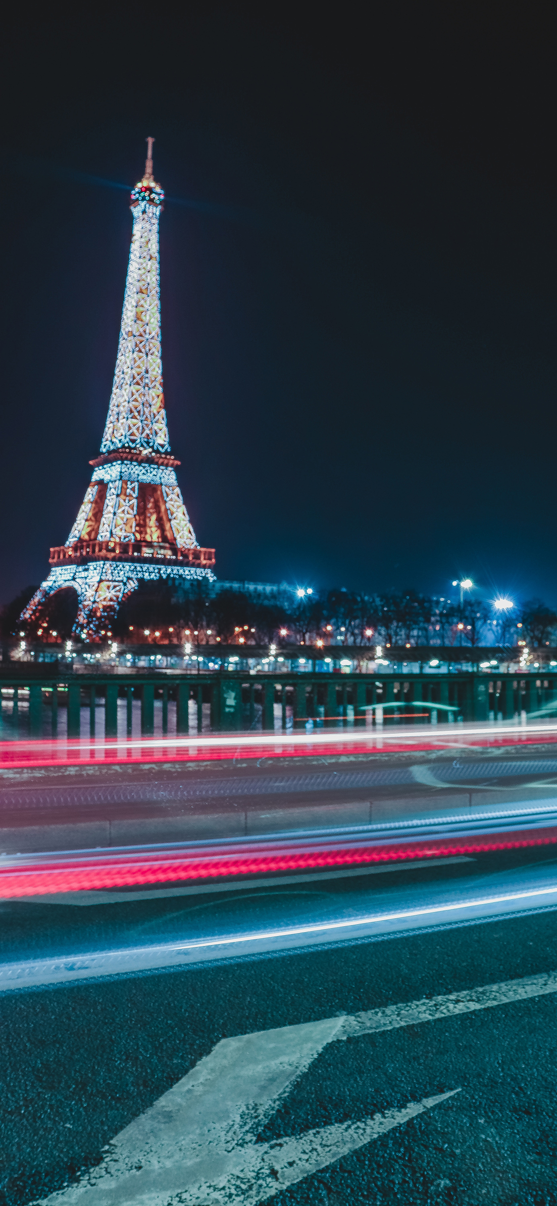 [2436×1125]埃菲尔铁塔 道路 夜景 灯光 苹果手机壁纸图片
