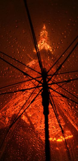 [2436x1125]埃菲尔铁塔 雨伞 夜晚 法国 雨水 浪漫 苹果手机壁纸图片