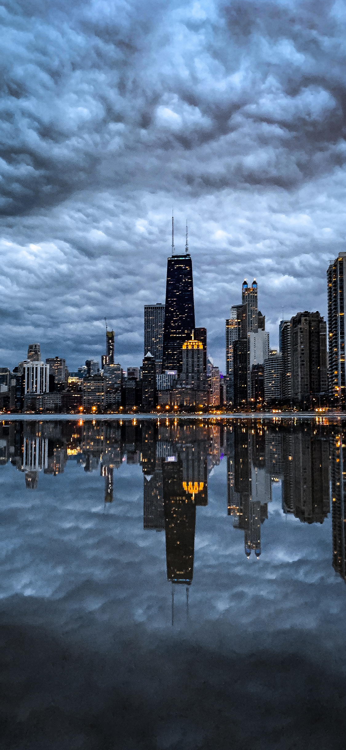 [2436×1125]城市 倒影 乌云 建筑 高楼大厦 苹果手机壁纸图片