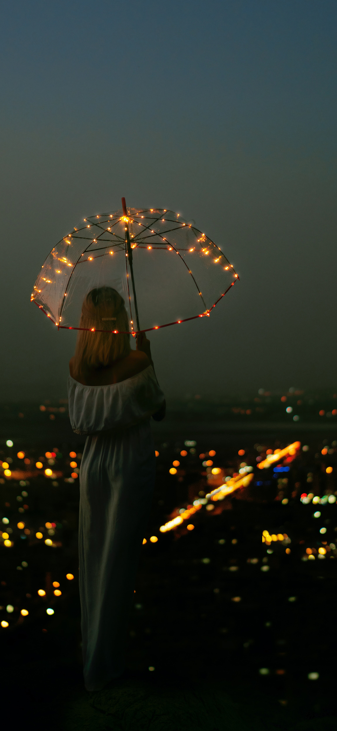 [2436×1125]城市 夜景 女孩 背影 伞 灯饰 苹果手机壁纸图片
