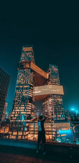 [2436x1125]城市 夜景 建筑 繁华 男孩 背影 都市 苹果手机壁纸图片