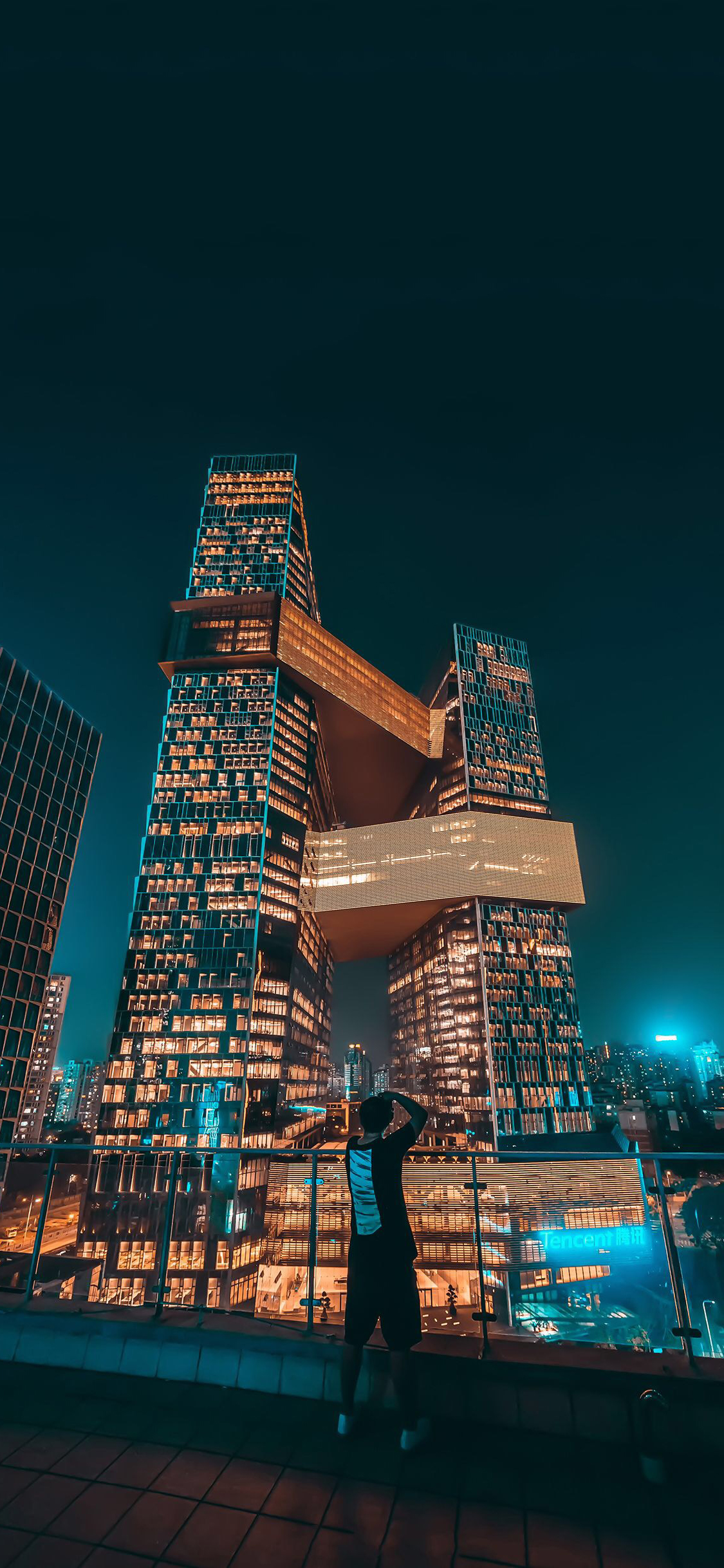[2436×1125]城市 夜景 建筑 繁华 男孩 背影 都市 苹果手机壁纸图片